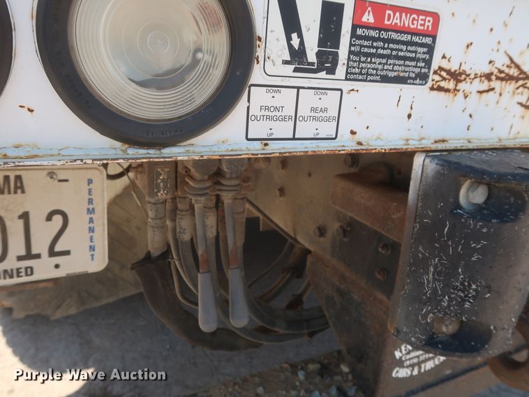 image for item HS9558 2000 International 4900  bucket truck