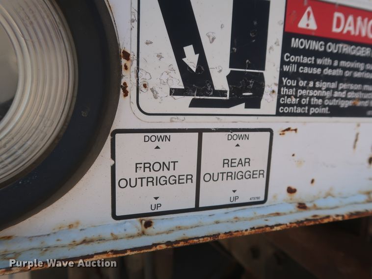 image for item HS9558 2000 International 4900  bucket truck