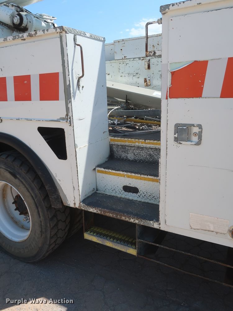 image for item HS9558 2000 International 4900  bucket truck