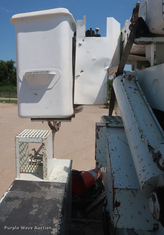 image for item HS9558 2000 International 4900  bucket truck