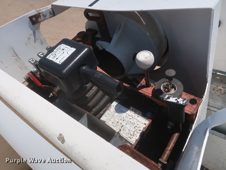 image for item HS9558 2000 International 4900  bucket truck