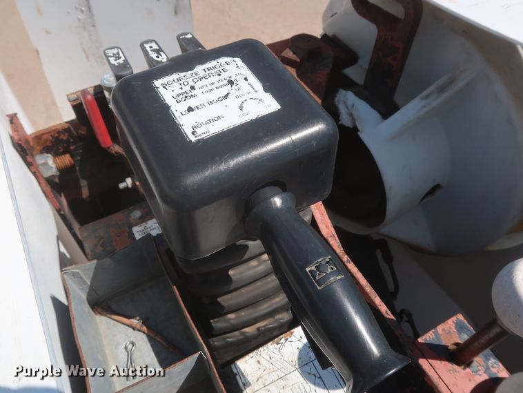 image for item HS9558 2000 International 4900  bucket truck