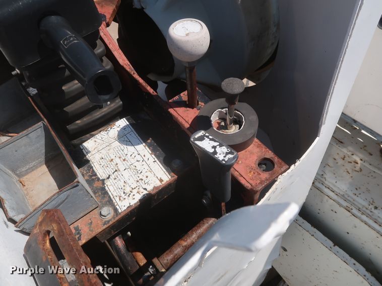 image for item HS9558 2000 International 4900  bucket truck