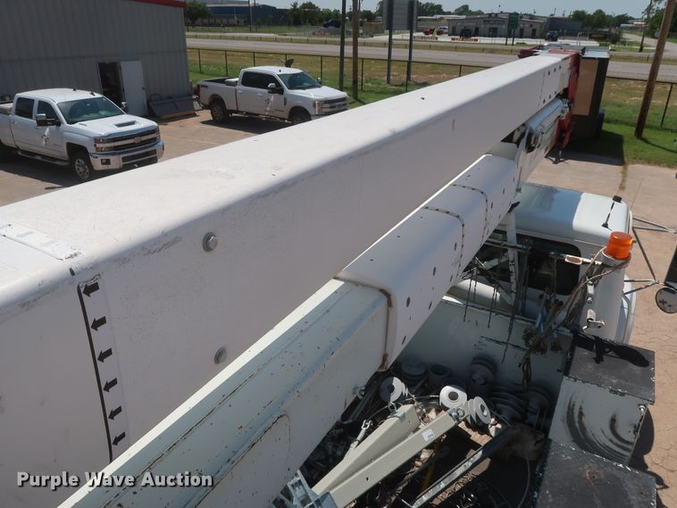 image for item HS9558 2000 International 4900  bucket truck