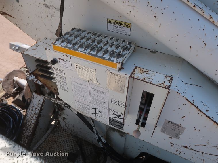 image for item HS9558 2000 International 4900  bucket truck