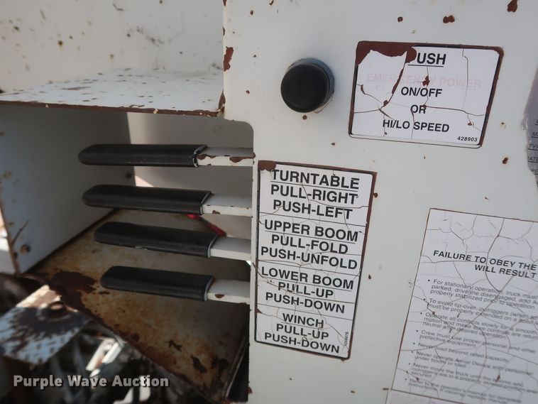 image for item HS9558 2000 International 4900  bucket truck