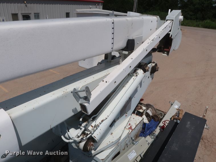 image for item HS9558 2000 International 4900  bucket truck