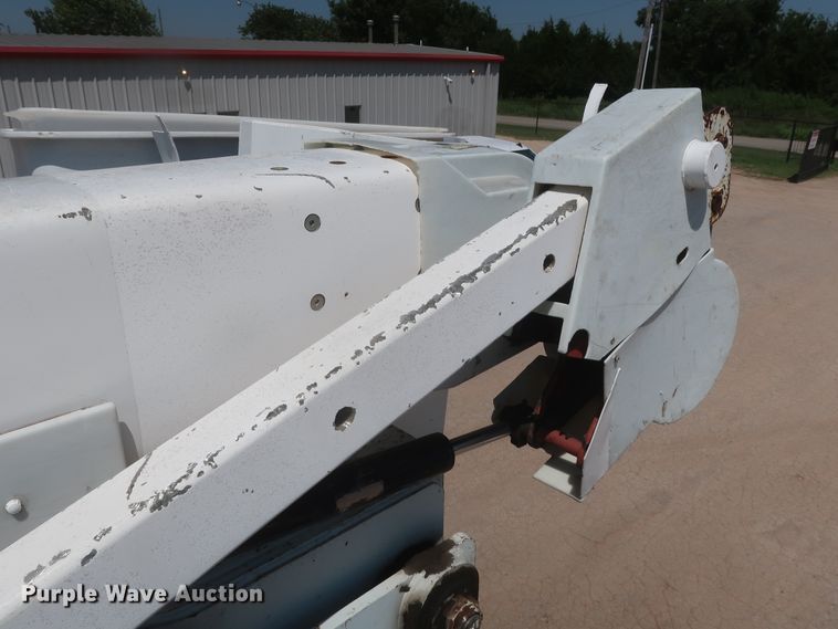 image for item HS9558 2000 International 4900  bucket truck