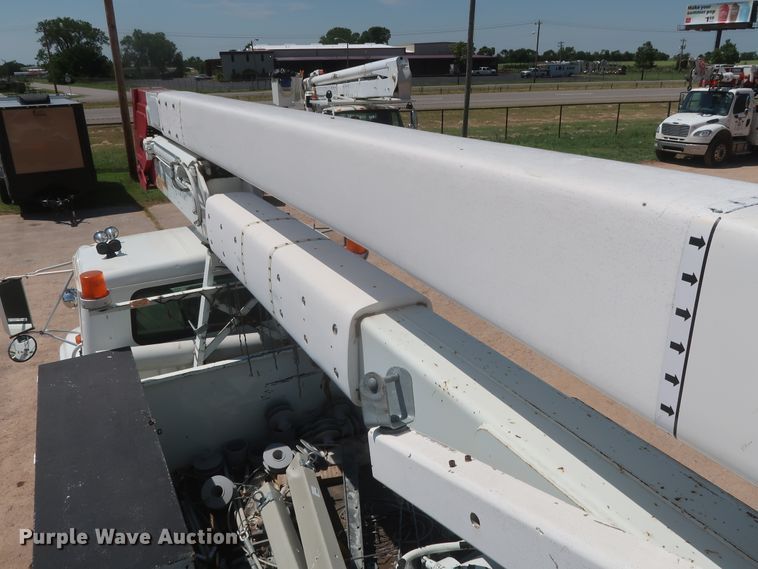 image for item HS9558 2000 International 4900  bucket truck