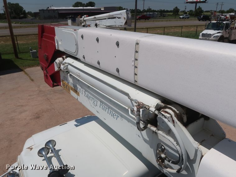 image for item HS9558 2000 International 4900  bucket truck