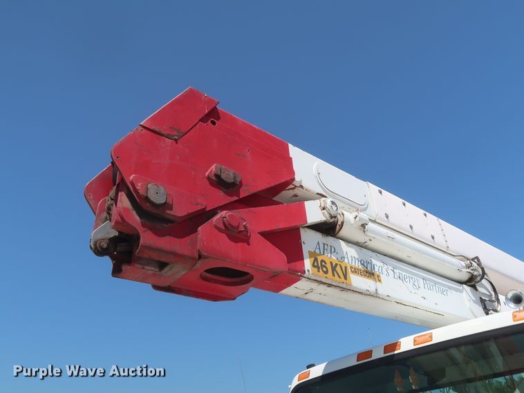 image for item HS9558 2000 International 4900  bucket truck
