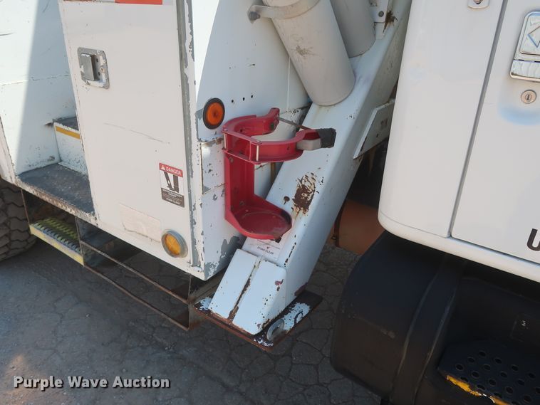 image for item HS9558 2000 International 4900  bucket truck