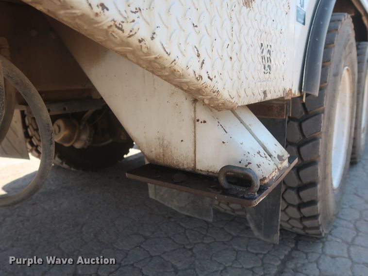 image for item HS9558 2000 International 4900  bucket truck