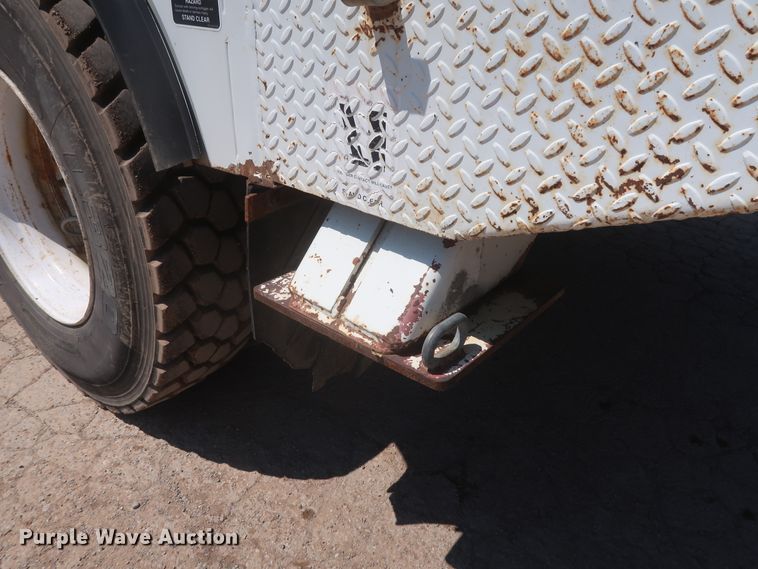 image for item HS9558 2000 International 4900  bucket truck