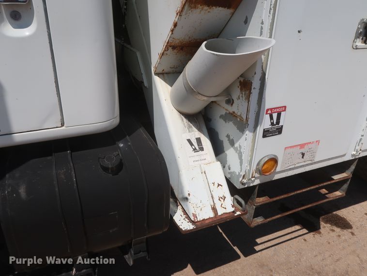 image for item HS9558 2000 International 4900  bucket truck