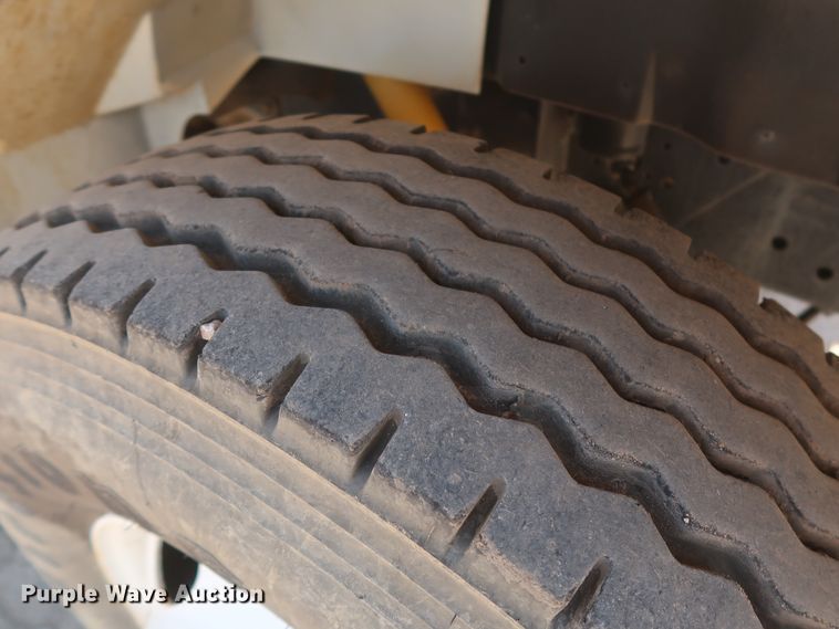 image for item HS9558 2000 International 4900  bucket truck