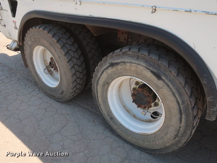 image for item HS9558 2000 International 4900  bucket truck