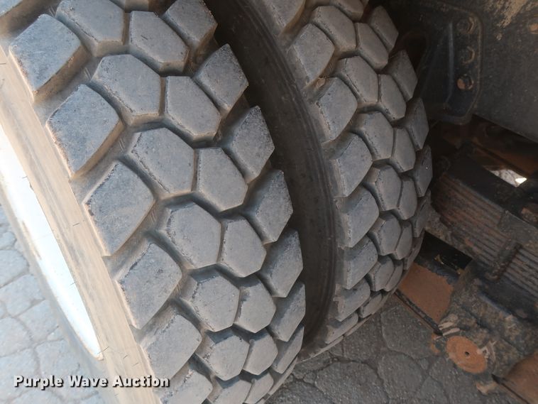 image for item HS9558 2000 International 4900  bucket truck