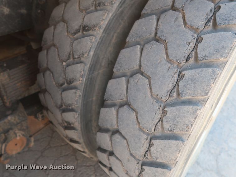 image for item HS9558 2000 International 4900  bucket truck