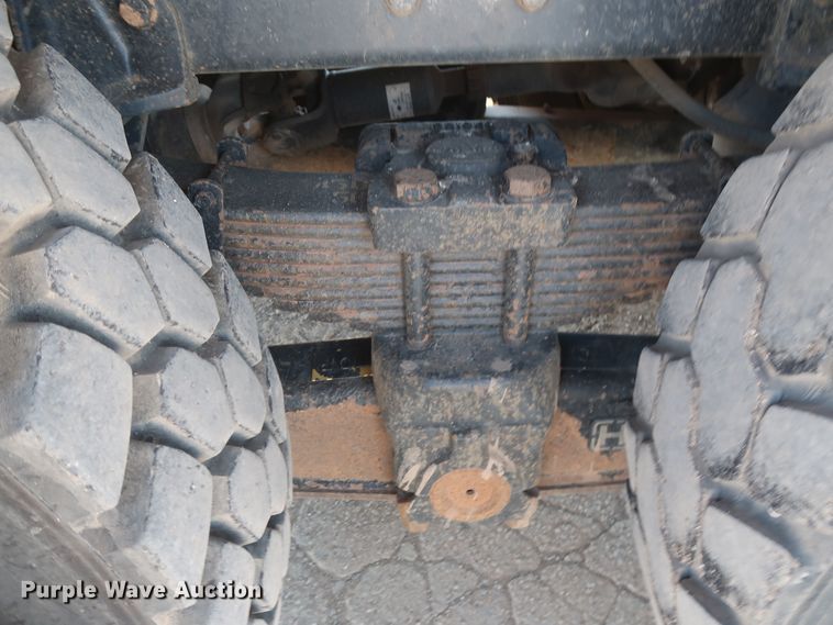 image for item HS9558 2000 International 4900  bucket truck