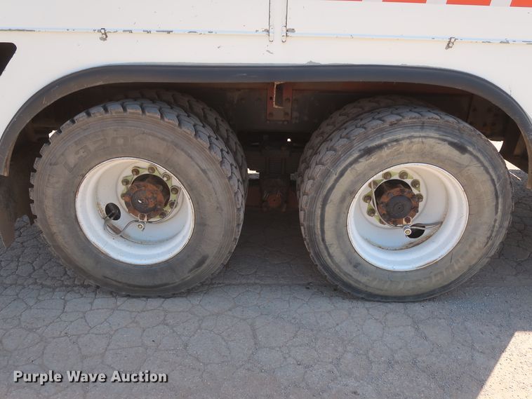 image for item HS9558 2000 International 4900  bucket truck