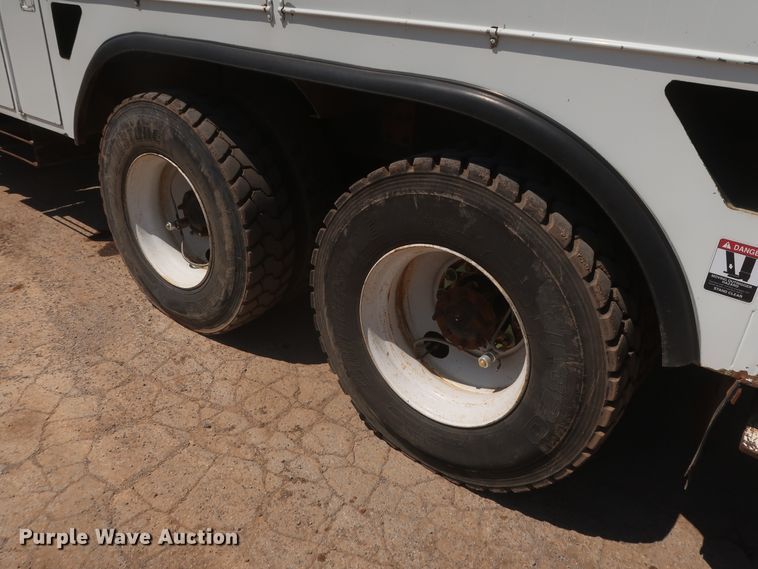 image for item HS9558 2000 International 4900  bucket truck