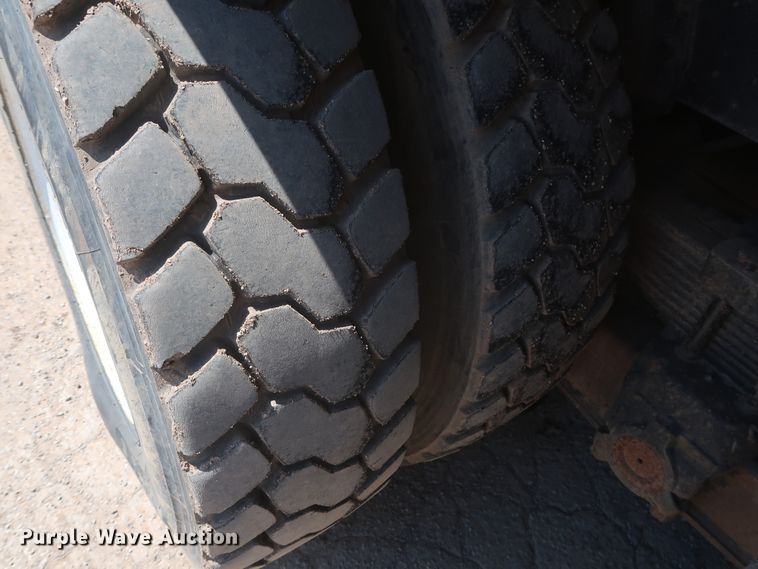 image for item HS9558 2000 International 4900  bucket truck