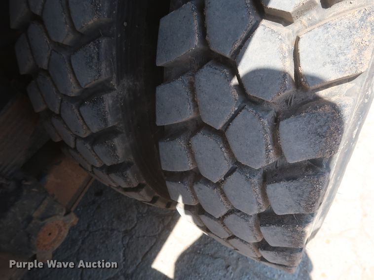 image for item HS9558 2000 International 4900  bucket truck