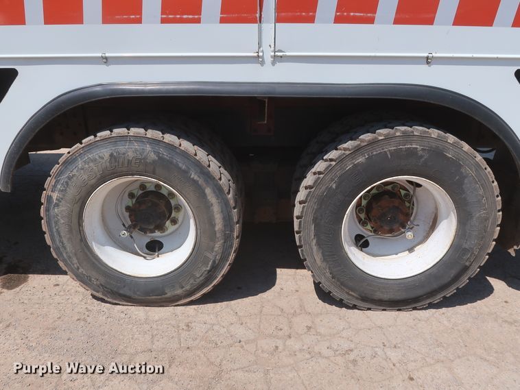 image for item HS9558 2000 International 4900  bucket truck