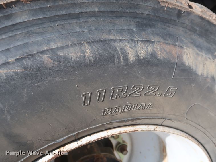 image for item HS9558 2000 International 4900  bucket truck