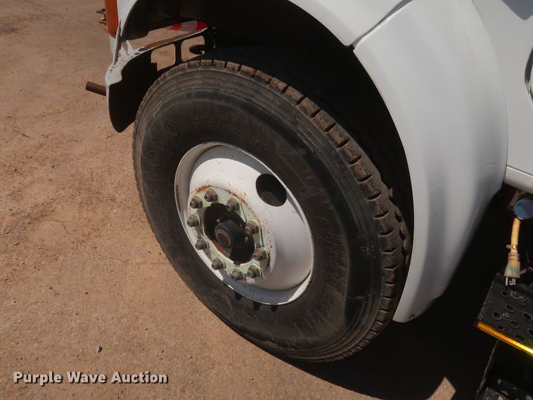 image for item HS9558 2000 International 4900  bucket truck