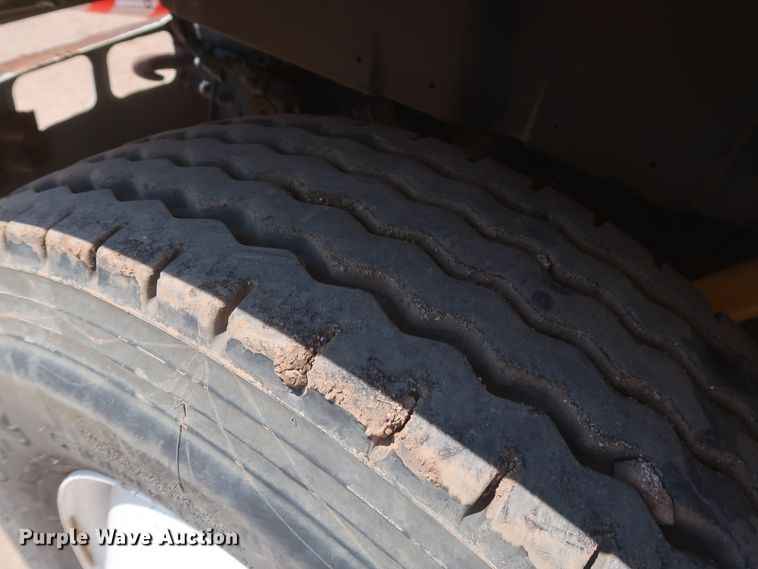 image for item HS9558 2000 International 4900  bucket truck