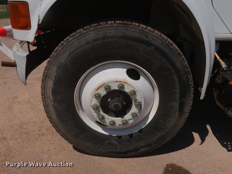 image for item HS9558 2000 International 4900  bucket truck