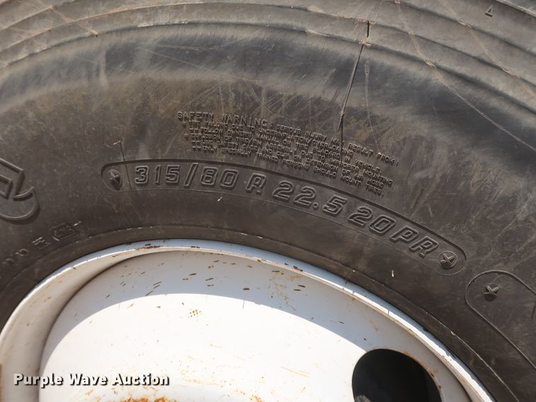 image for item HS9558 2000 International 4900  bucket truck