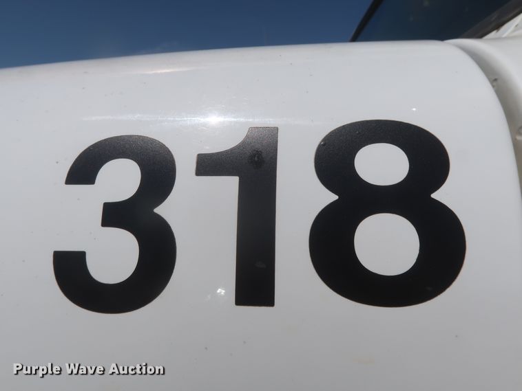 image for item HS9558 2000 International 4900  bucket truck