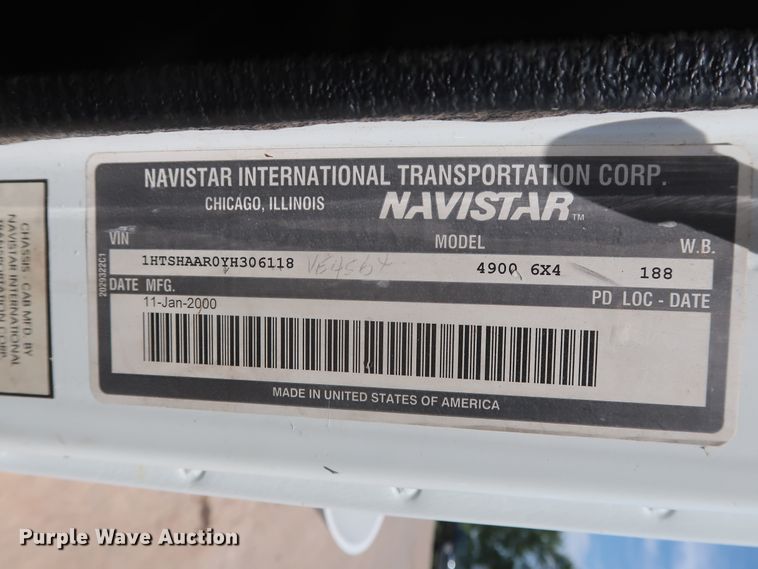 image for item HS9558 2000 International 4900  bucket truck