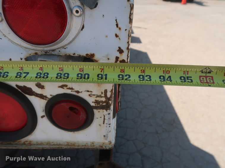 image for item HS9558 2000 International 4900  bucket truck