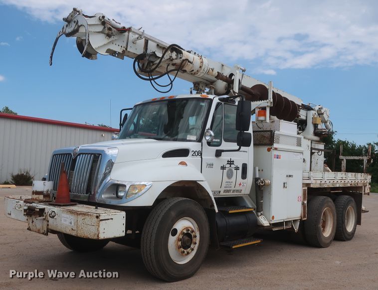 image for item HS9559 2003 International 7400  digger derrick truck