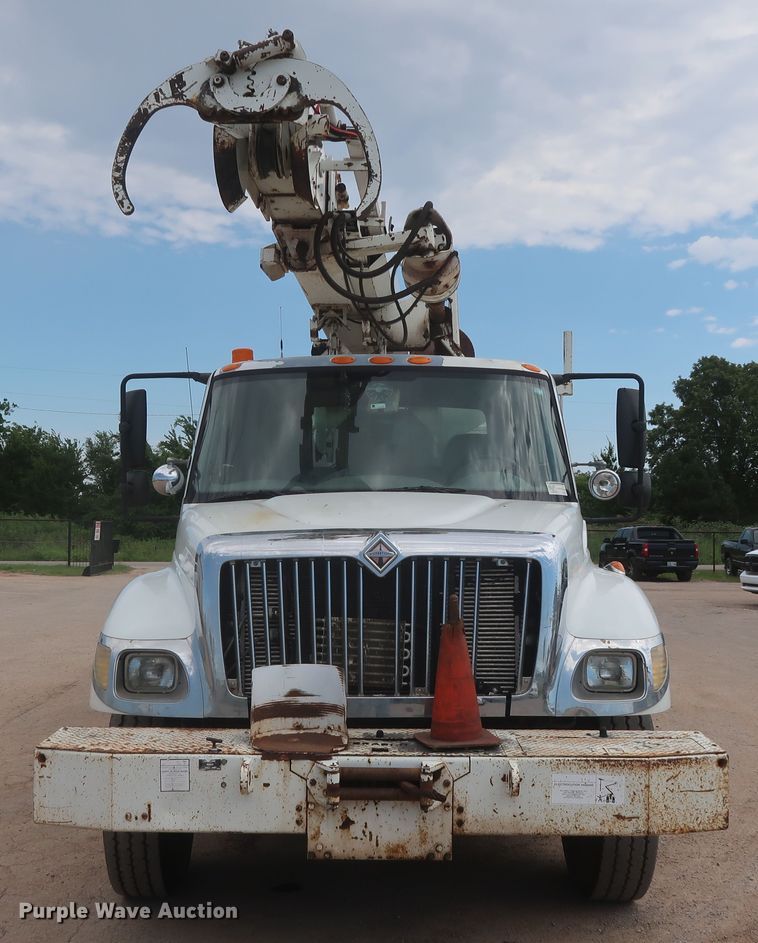 image for item HS9559 2003 International 7400  digger derrick truck