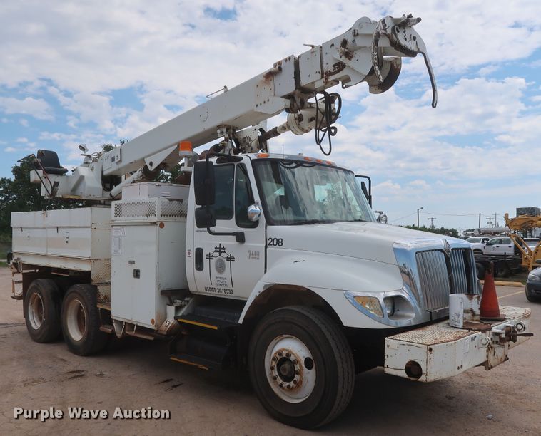 image for item HS9559 2003 International 7400  digger derrick truck