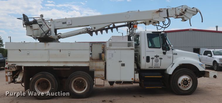image for item HS9559 2003 International 7400  digger derrick truck