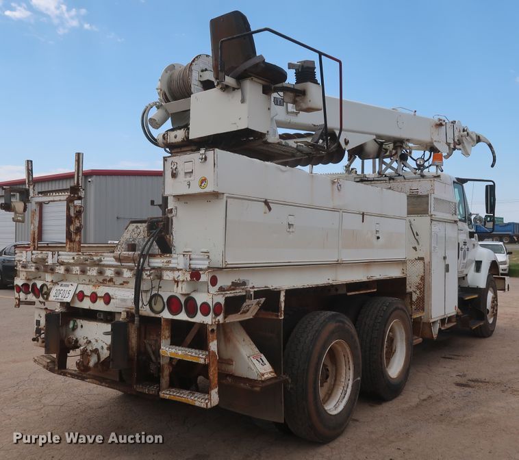 image for item HS9559 2003 International 7400  digger derrick truck