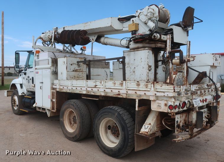 image for item HS9559 2003 International 7400  digger derrick truck