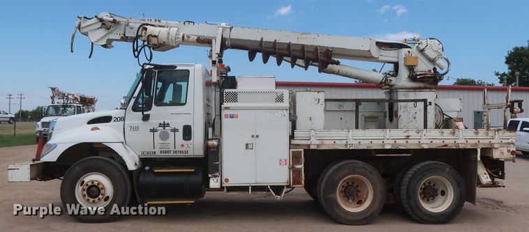 image for item HS9559 2003 International 7400  digger derrick truck