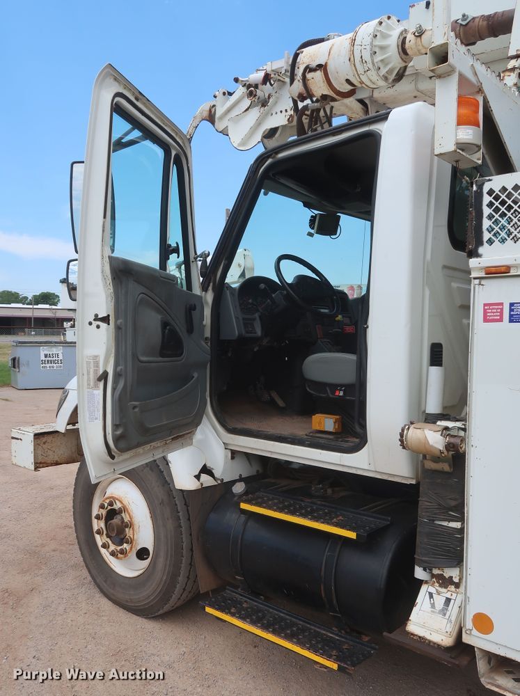 image for item HS9559 2003 International 7400  digger derrick truck