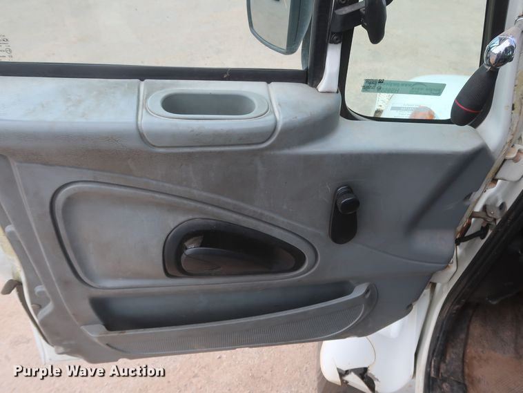 image for item HS9559 2003 International 7400  digger derrick truck