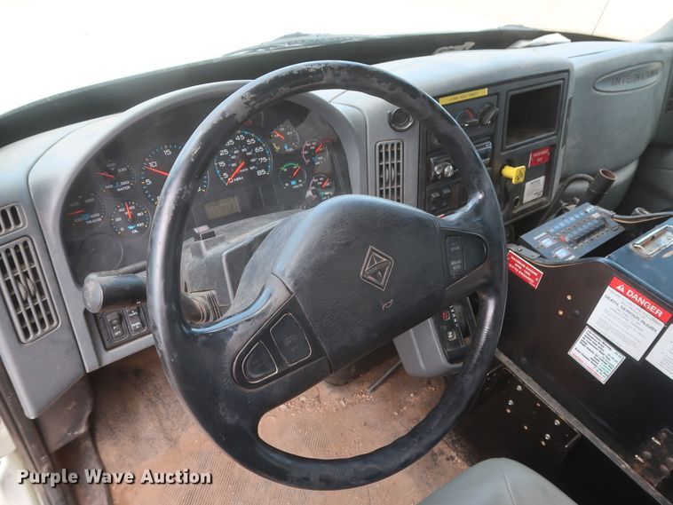 image for item HS9559 2003 International 7400  digger derrick truck