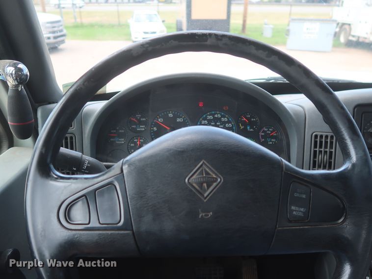 image for item HS9559 2003 International 7400  digger derrick truck