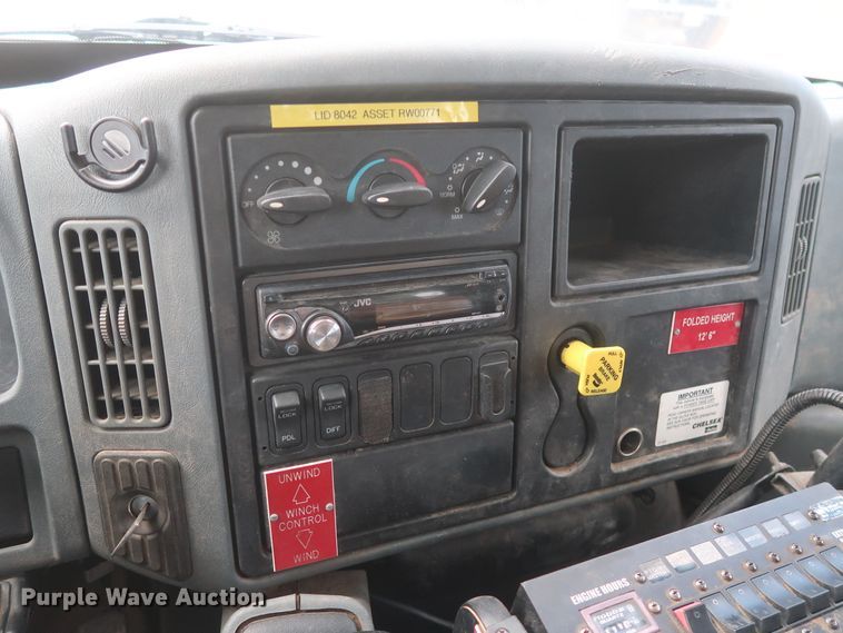 image for item HS9559 2003 International 7400  digger derrick truck