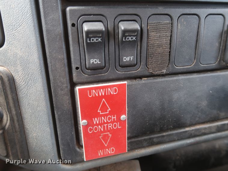 image for item HS9559 2003 International 7400  digger derrick truck